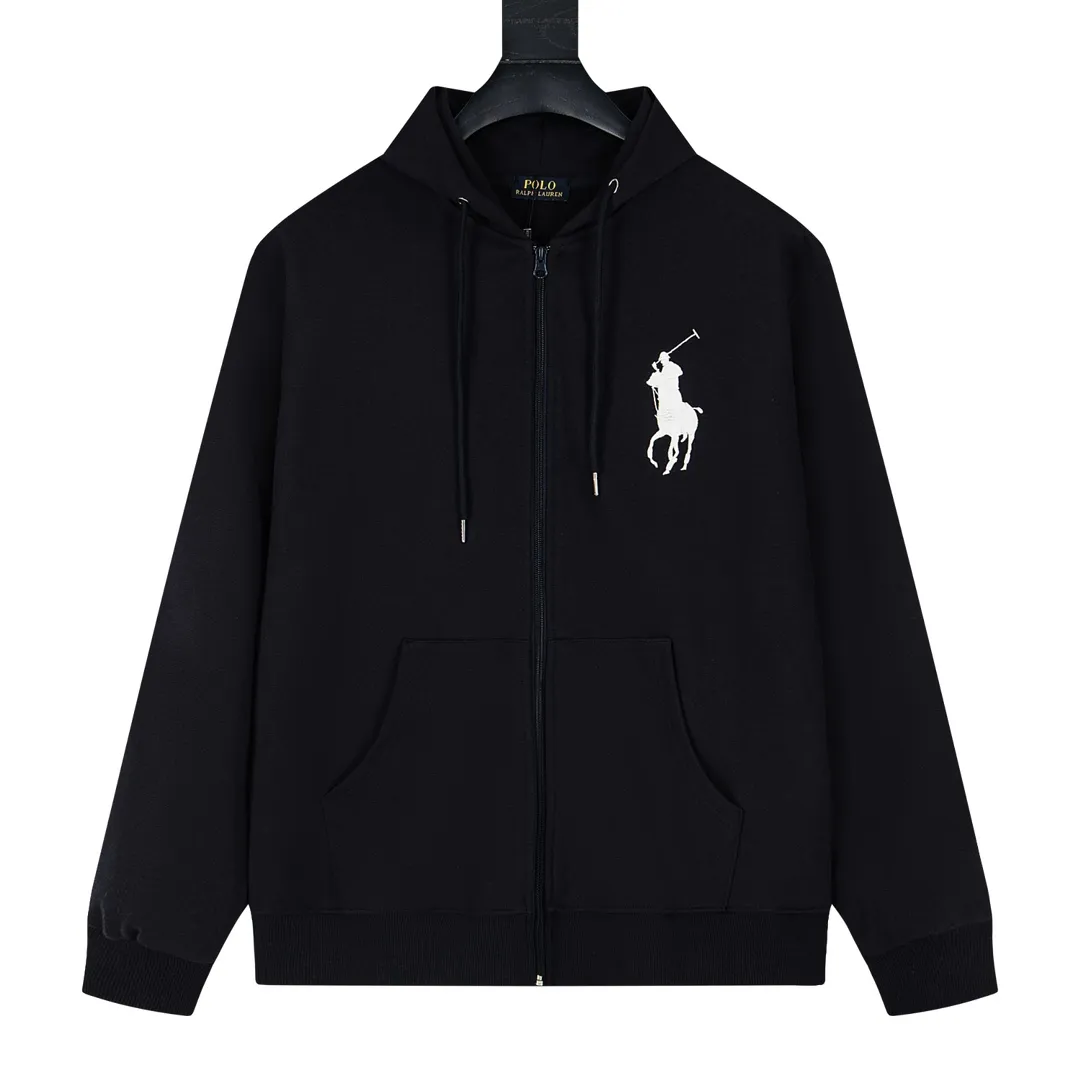P230 model number Y869 Ralph Lauren/Ralph Lauren Malaysian embroidered zipper cardigan hooded sweatshirt. This sweatshirt is available for everyone in autumn and winter. You can wear it casually no matter how you wear it! ! This hooded sweatshirt is decorated with the simple style that represents Ralph Lauren and is paired with a pony embroidery pattern, which is three-dimensional and full! The solid color fabric paired with exquisite embroidery instantly sets it off! Hooded sports design, loose and casual fit! The overall texture is very strong! Through the pictures, we can feel the thickness and texture of custom-woven and dyed threads. The workmanship is exquisite. They are shipped from major foreign trade factories. They are all made by masters with many years of experience. Everything is of high standards and requirements! Simple and versatile model ~ Made of imported pique cotton fabric, which is super delicate and soft, close to the body without being tied. All fabrics and accessories are original custom-made and of high quality! Perfectly reflects the brand’s sense of superiority! Standard cut, comfortable stretch, unrestricted movement! Highly practical, high-end and classy! Versatile style ~ can be paired with jeans or jogging pants. Ideal for transitioning from your morning commute to weekend events! Size: S-XL Navy Black Gray